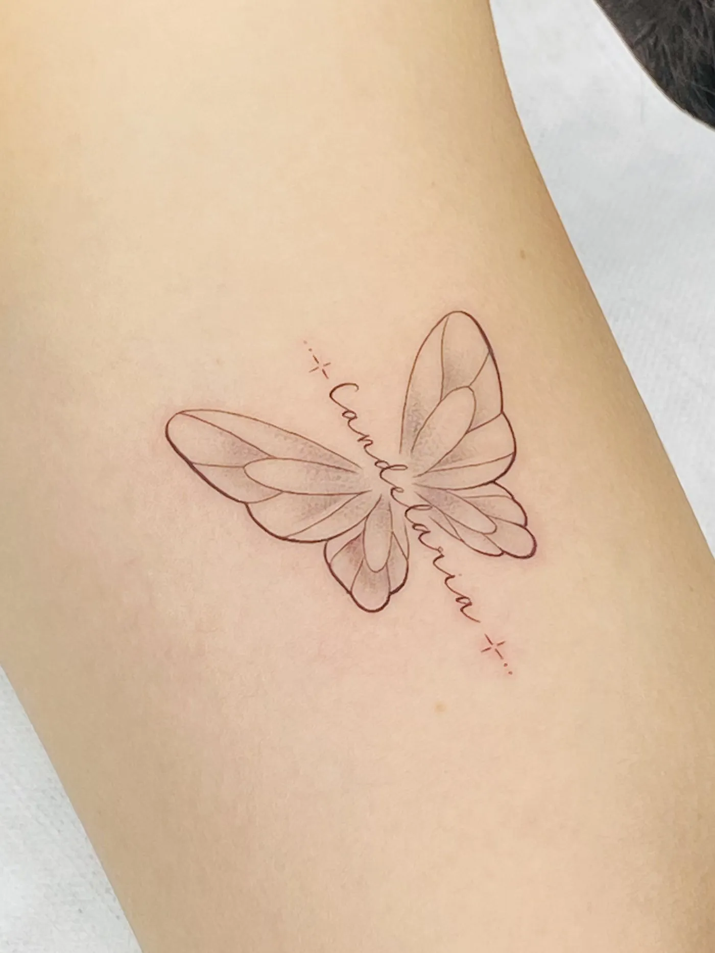 Tatuaje fine line en brazo