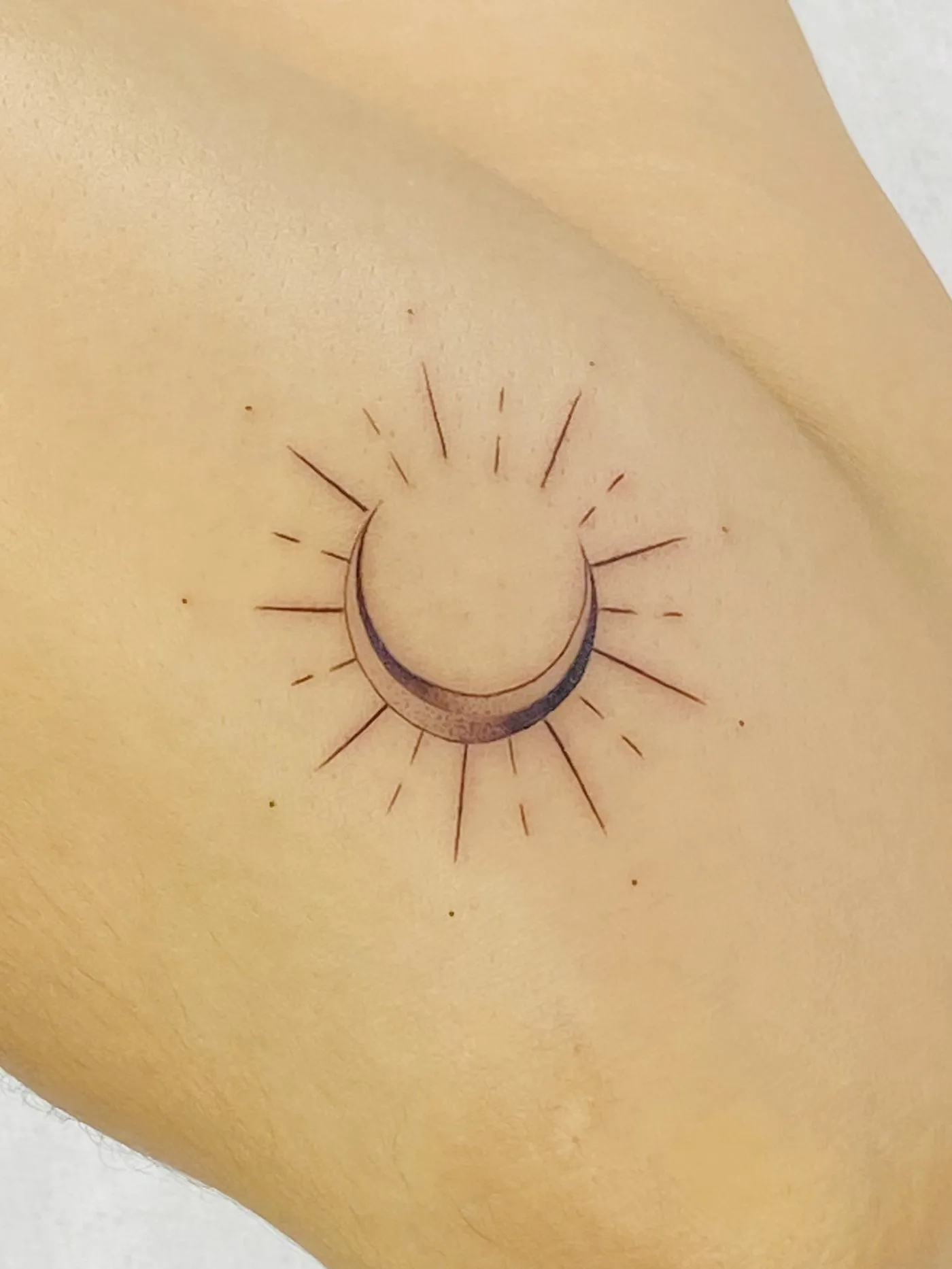 Tatuaje fine line en brazo