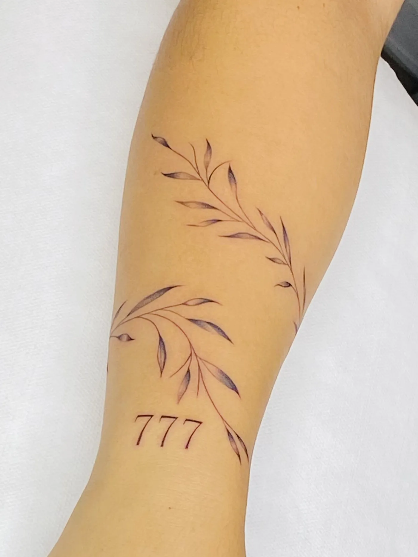 Tatuaje fine line en muñeca