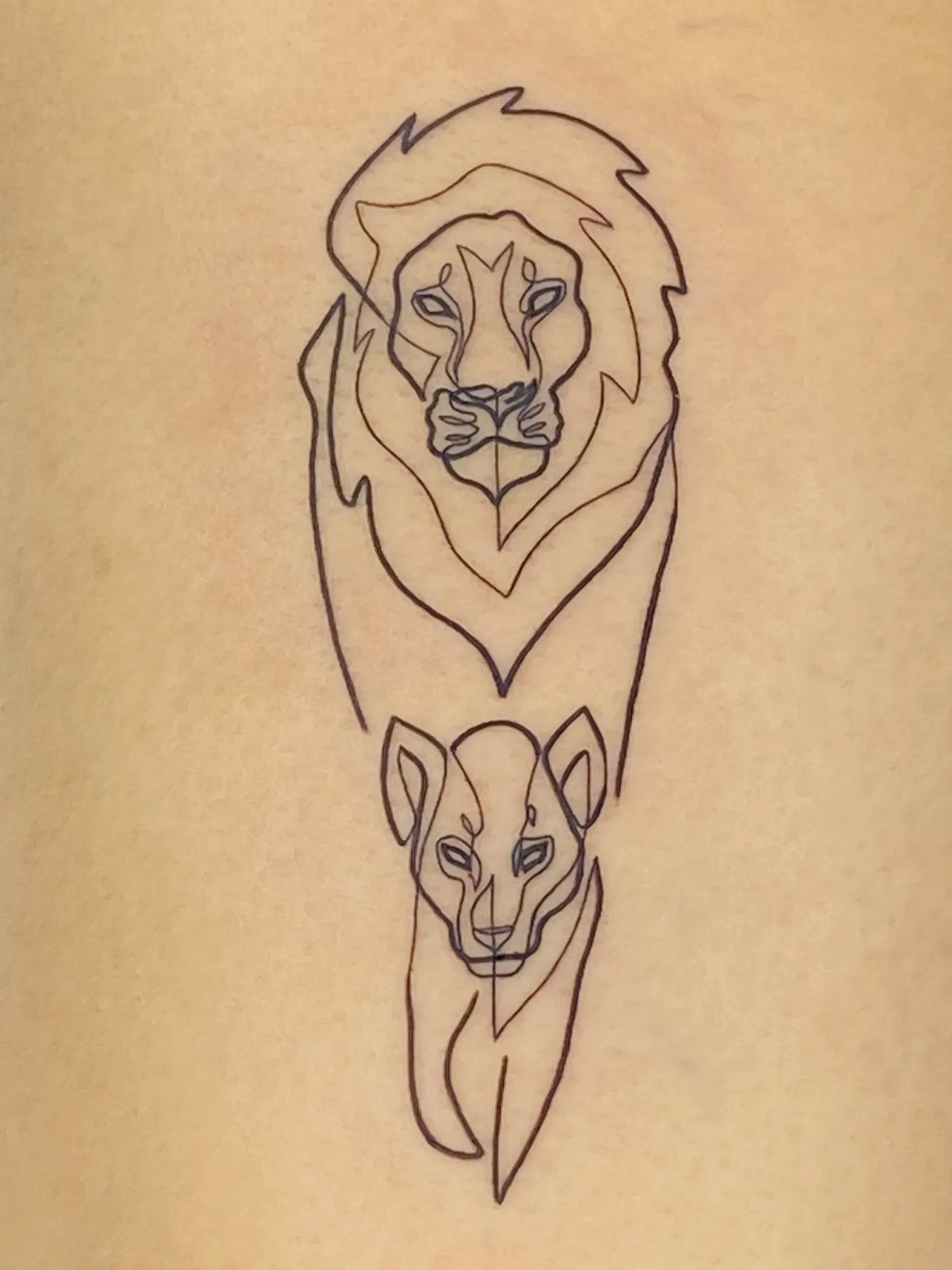 Tatuaje fine line en muslo