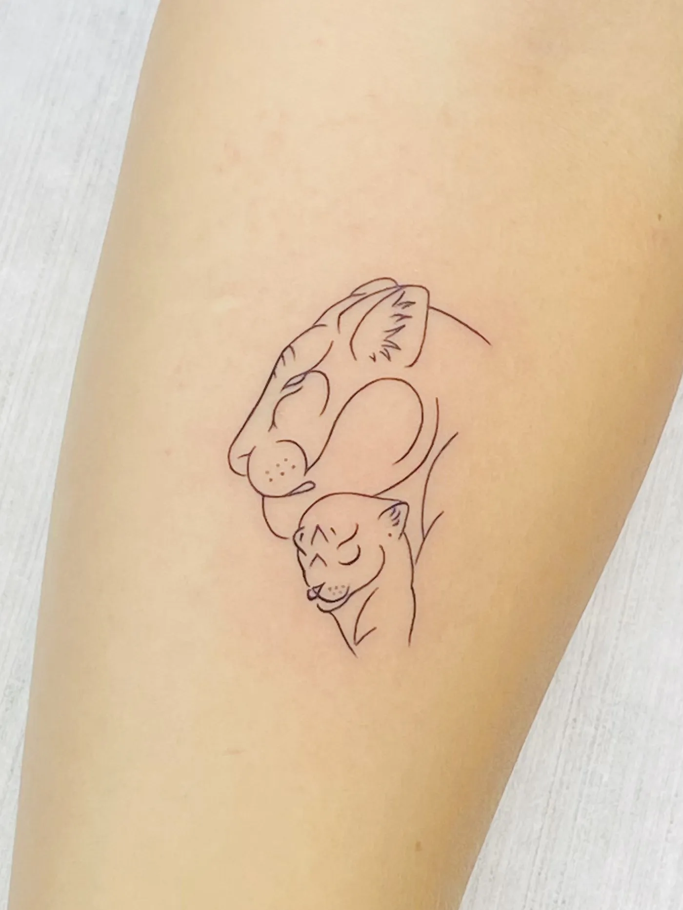 Tatuaje fine line en pierna