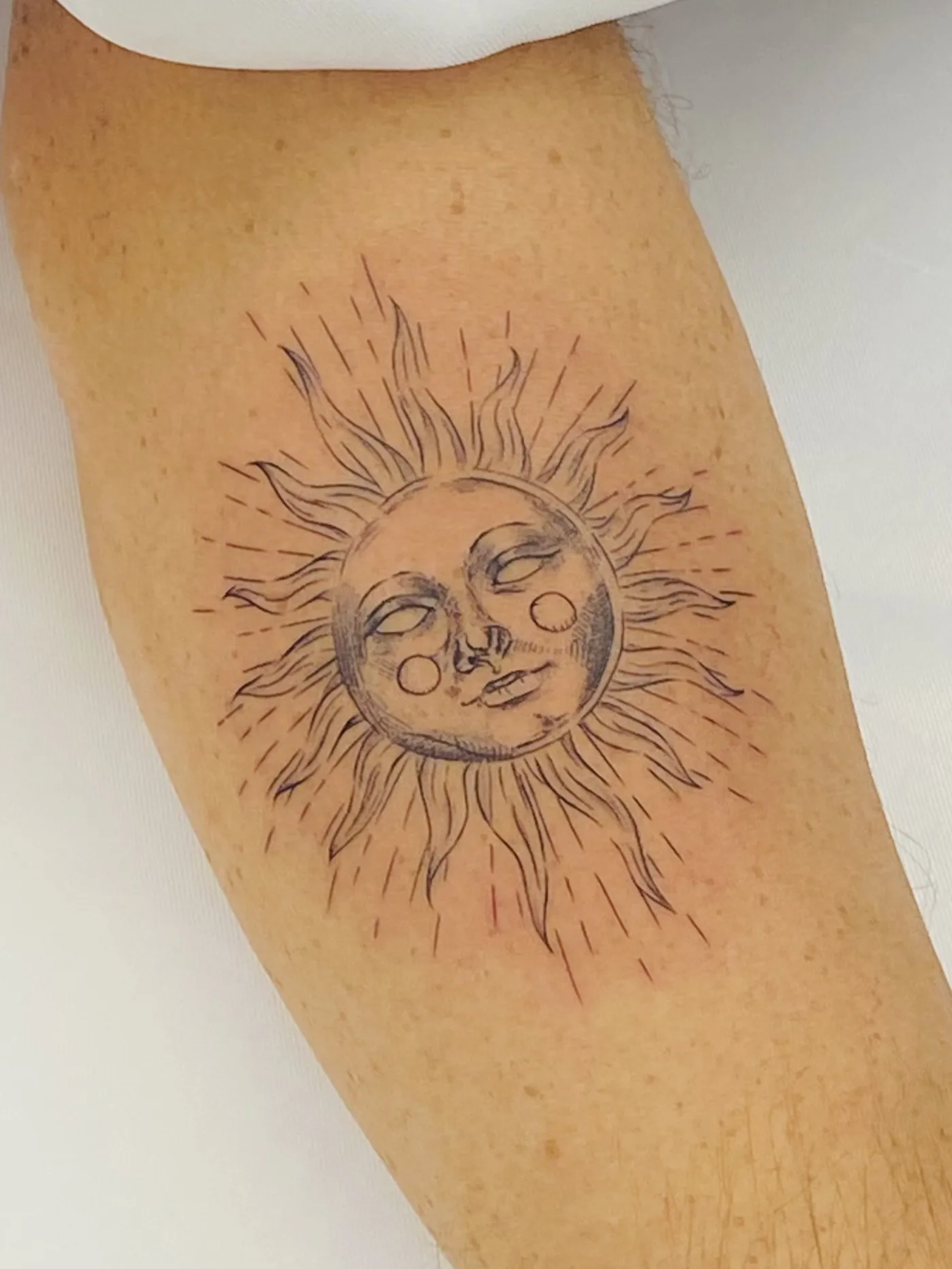 Tatuaje microrrealismo en antebrazo