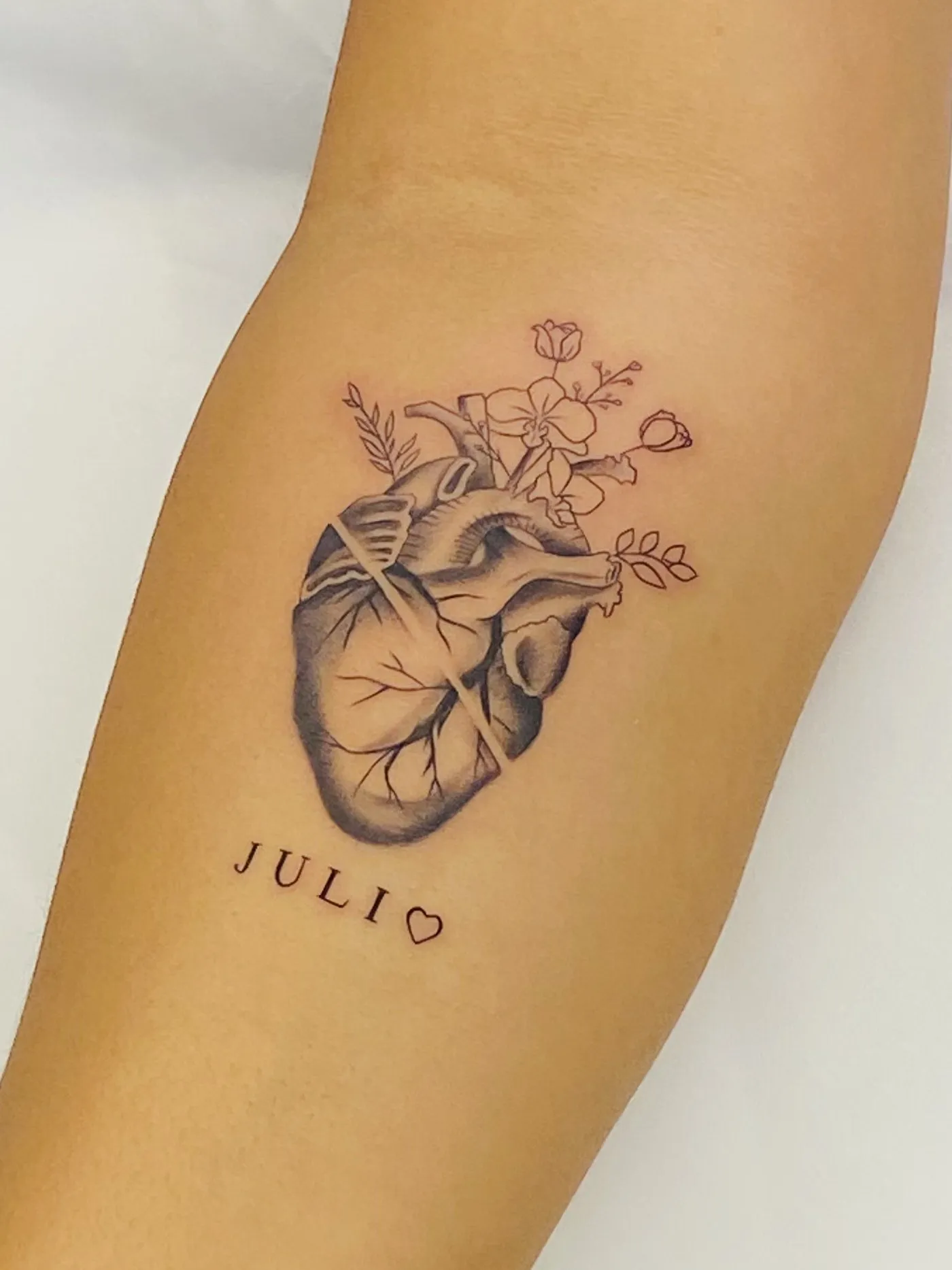 Tatuaje microrrealismo en antebrazo