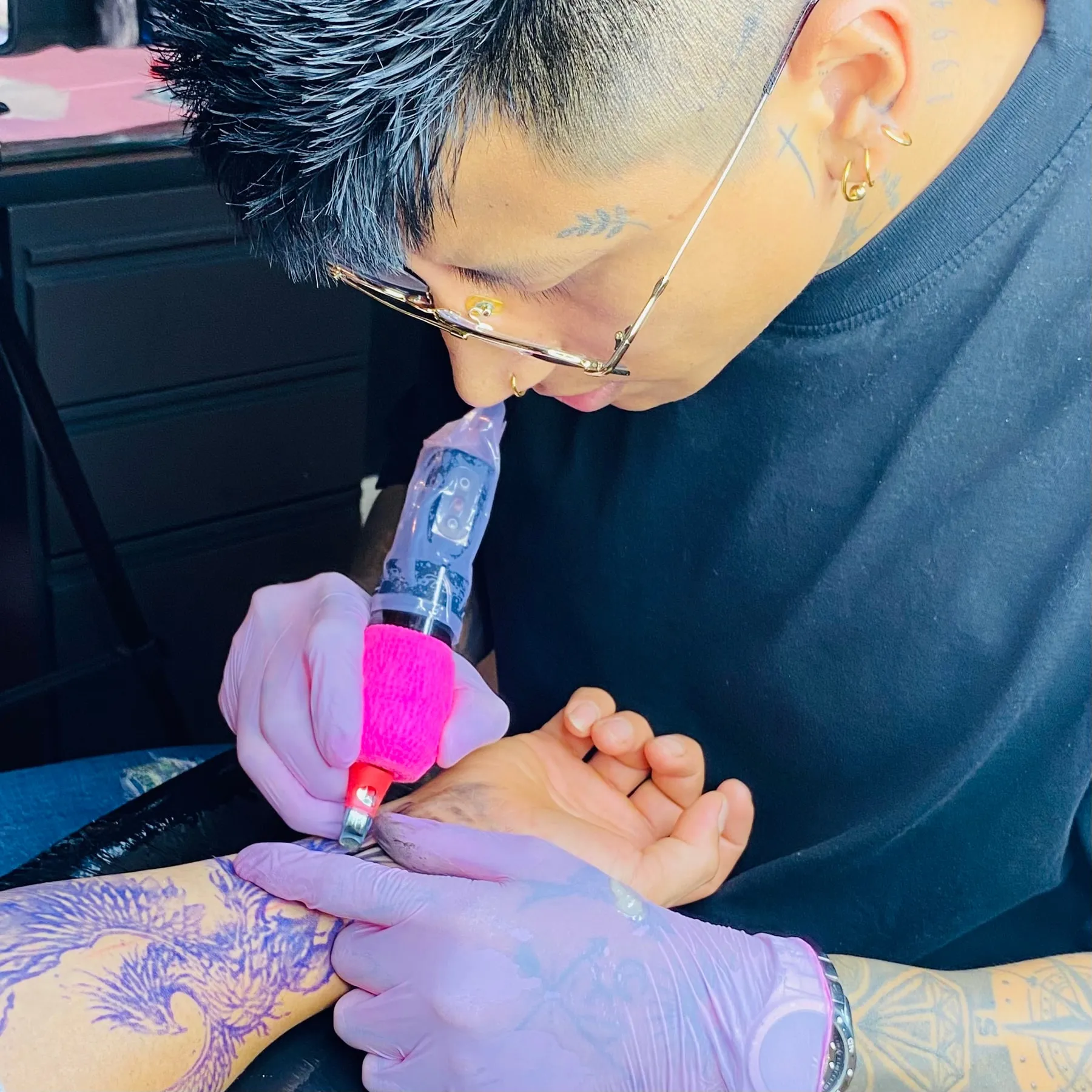 Anderson tatuando en su estudio